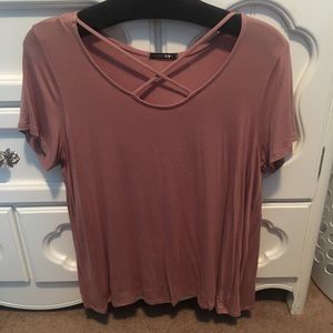 Adorable crisscross shirt💕